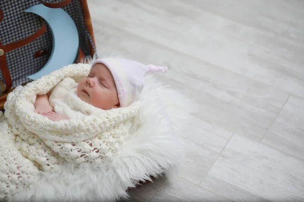 Novorozeně Narozené Dítě Spí Zabalené Teplé Blanke — Stock fotografie
