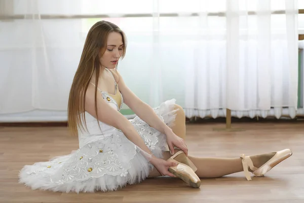 Jolie Fille Danseuse Ballet Pratiquant Intérieur — Photo