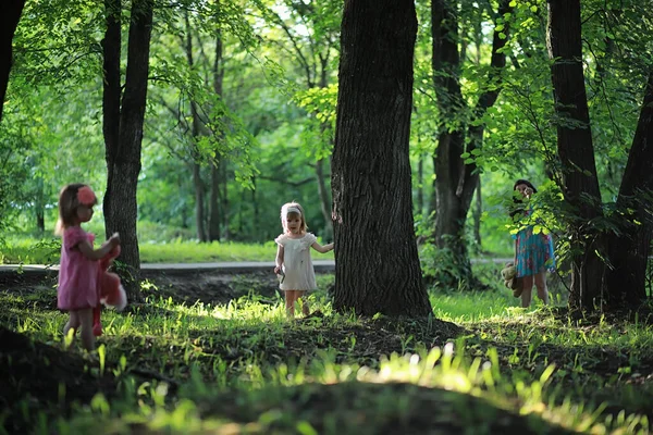 Mamá Con Dos Hijas Gemelas Para Dar Paseo Por Parque —  Fotos de Stock