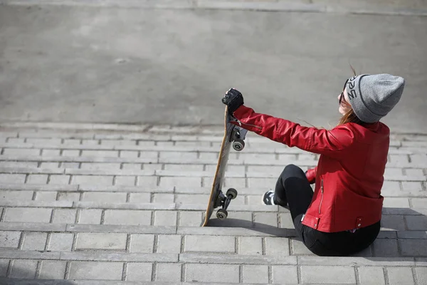 Ένα Νεαρό Hipster Κορίτσι Είναι Ιππασίας Ένα Skateboard Κορίτσια Φίλες — Φωτογραφία Αρχείου