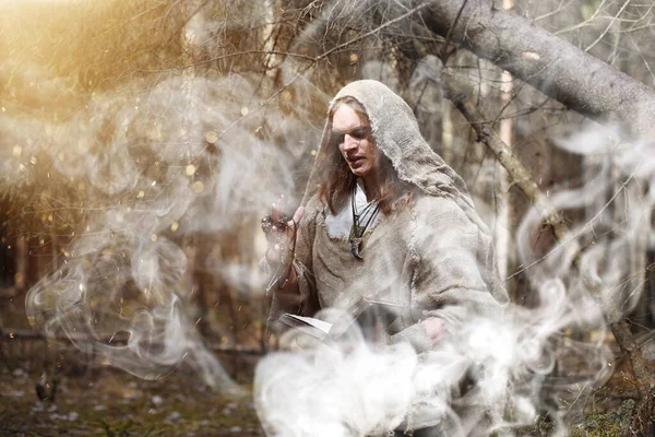 Man Kaftan Tillbringar Ritual Mörk Skog Med Kristall Kula Och — Stockfoto