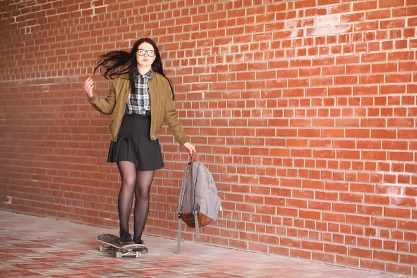 Une Jeune Fille Hipster Fait Skateboard Filles Copines Pour Une — Photo