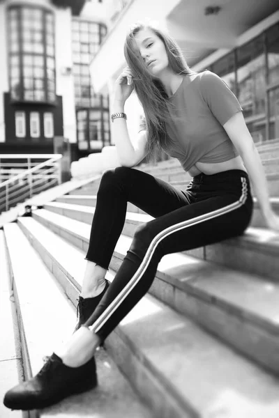 Siyah Beyaz Bir Binanın Merdivenlerinde Poz Veren Bir Kız — Stok fotoğraf