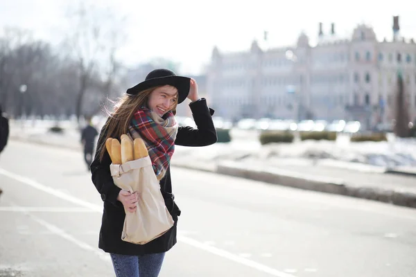 Französin Mit Baguette Der Tasche Auf Dem Weg Aus Dem — Stockfoto