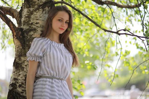 Ein Mädchen Einem Frühlingsgrünen Park Auf Einem Spaziergang — Stockfoto