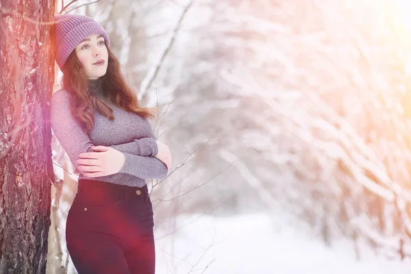 Una Ragazza Parco Invernale Fare Una Passeggiata Vacanze Natale Nella — Foto Stock