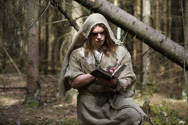 Homme Soutane Passe Rituel Dans Une Forêt Sombre Avec Une — Photo