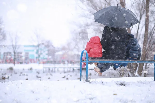 Dzieci Spacerują Parku Pierwszym Śniegiem — Zdjęcie stockowe