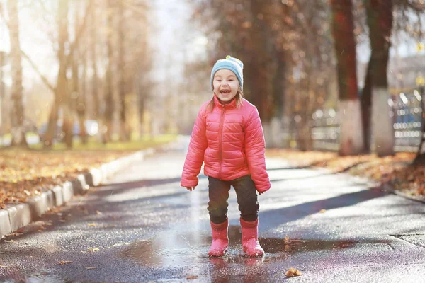 Les Enfants Marchent Dans Parc Automne Automne — Photo