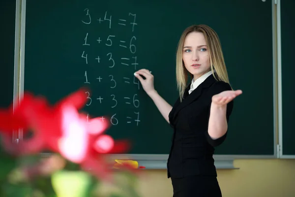 Jeune Professeur Dans Salle École Pendant Les Clas — Photo