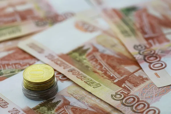 Ruské Bankovky Mince Rubly Bankovka Nápisem Pět Tisíc Rublů Mincemi — Stock fotografie