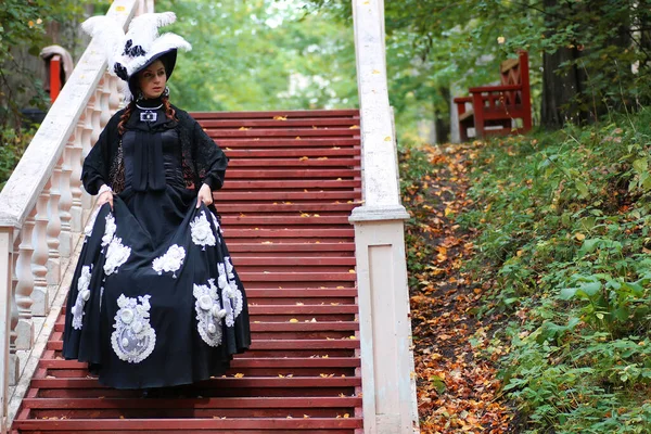 Fille Vieille Robe Rétro Sur Les Escaliers Extérieur — Photo