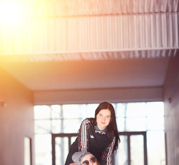 Une Jeune Fille Hipster Fait Skateboard Filles Copines Pour Une — Photo