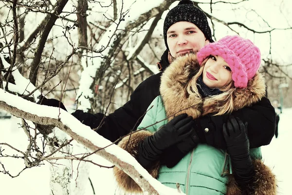 Par Unga Älskare Promenader Vinter Park — Stockfoto