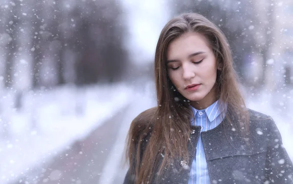 Jeune Fille Extérieur Hiver Modèle Fille Posant Extérieur Jour Hiver — Photo