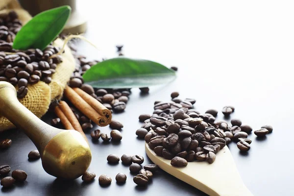 Påse Kaffe Kaffebönor Rostade Bordet Kaffebönor Med Blad För Matlagning — Stockfoto