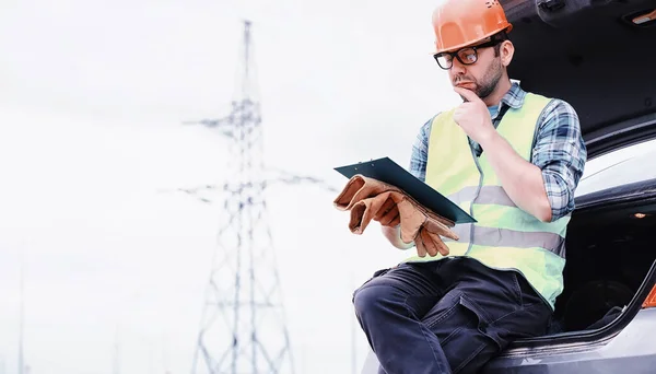 Kasklı Üniformalı Bir Adam Sahada Bir Elektrikçi Profesyonel Elektrik Mühendisi — Stok fotoğraf