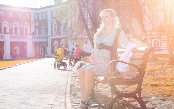 Gravid Flicka Promenad Parken Flicka Med Mage Stadsparken Framtida Mamma — Stockfoto