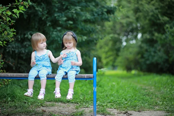 Duas Garotas Gêmeas Passeio Parque — Fotografia de Stock