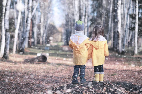 Los Niños Caminan Parque Con Primera Nieve —  Fotos de Stock