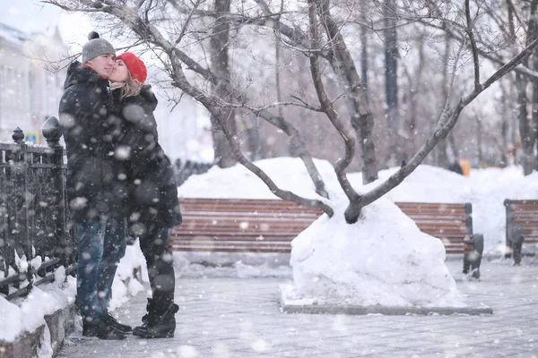 Jovem Casal Caminhando Através Inverno Cit — Fotografia de Stock