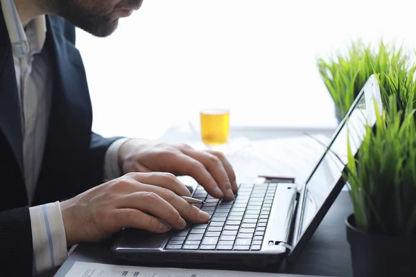 Kierownik Pracuje Laptopie Biurze Biznesmen Dokonuje Transakcji Online Handel Giełdzie — Zdjęcie stockowe
