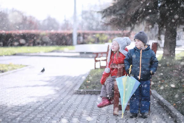 Çocuklar Parkta Ilk Karla Yürür — Stok fotoğraf