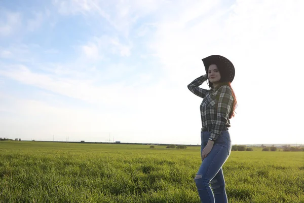 Een Meisje Spijkerbroek Een Hoed Reist Hele Zomer Het Land — Stockfoto