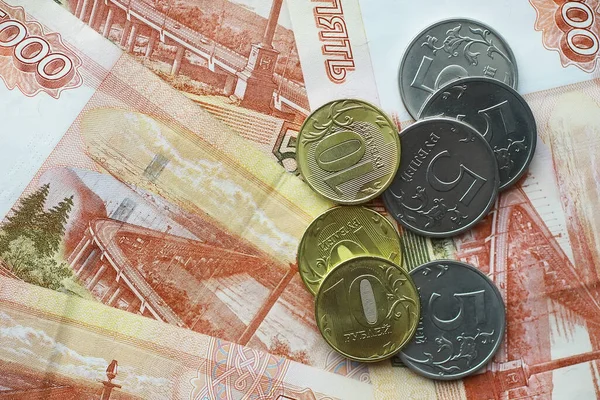 Ρωσικά Τραπεζογραμμάτια Και Κέρματα Ρούβλια Τραπεζογραμμάτια Την Επιγραφή Πέντε Χιλιάδες — Φωτογραφία Αρχείου