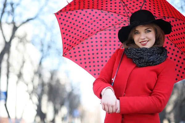 Söt Flicka Promenad Med Rött Paraply Staden — Stockfoto