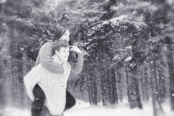 Una Pareja Cariñosa Paseo Invierno Hombre Mujer Una Cita Parque —  Fotos de Stock