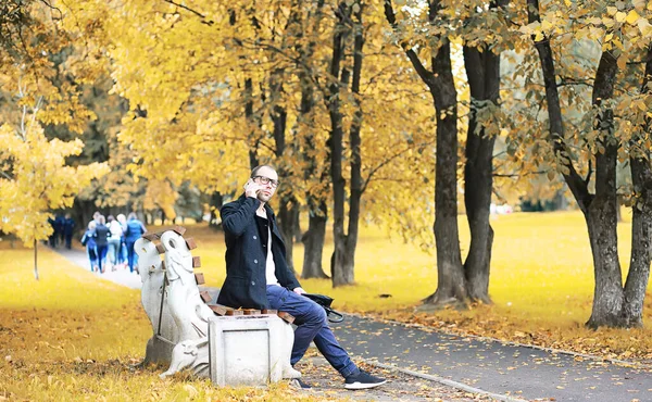 Giovane Con Gli Occhiali Cammina Nel Parco Con Ombrello Sotto — Foto Stock