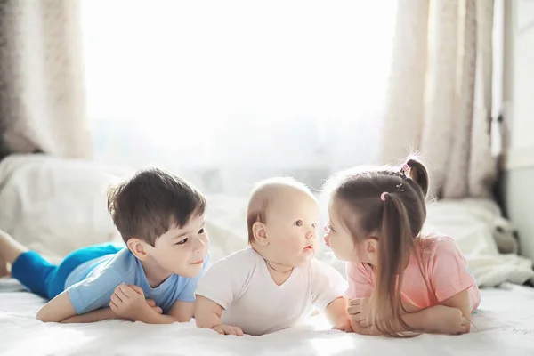 Children Lie Bed Next Newborn Baby Little Sister Children Emotions — Stock Photo, Image