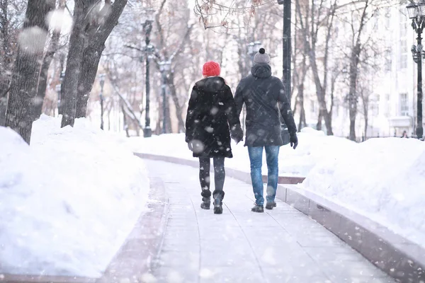 Jovem Casal Caminhando Através Inverno Cit — Fotografia de Stock