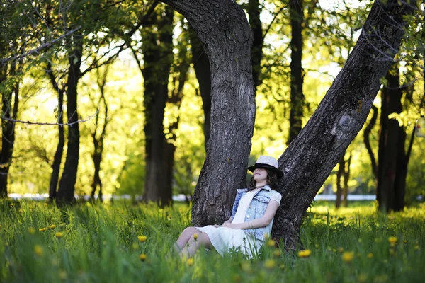 Baharda Güneşli Bir Günün Akşamında Parkta Bir Kız — Stok fotoğraf