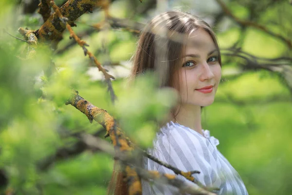 Lány Egy Séta Tavaszi Zöld Park — Stock Fotó