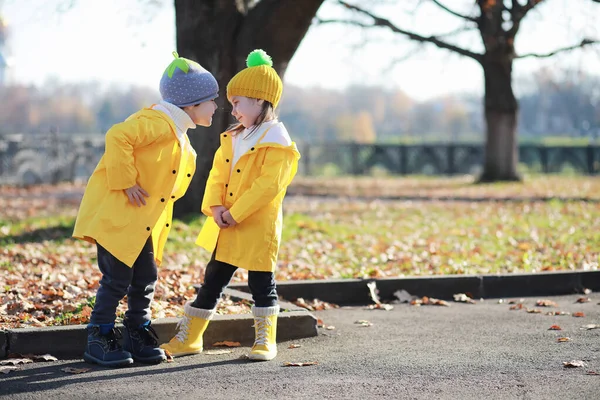 秋の紅葉公園を歩く子供たち — ストック写真