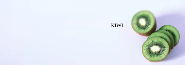 Uma Fruta Kiwi Cortada Pedaços Backgroun Branco — Fotografia de Stock
