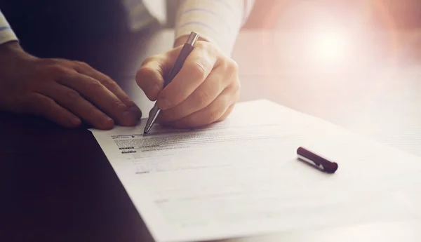 Reunión Negocios Hombre Firma Contrato Mano Masculina Con Pluma Hace —  Fotos de Stock