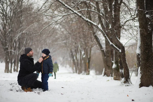 Niños Parque Invierno Jugar Con Sno —  Fotos de Stock