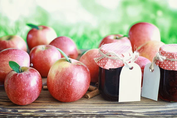 Maçãs Frescas Numa Tábua Madeira Colheita Maçãs Vermelhas Frutas Canela — Fotografia de Stock