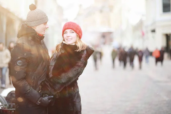 Pareja Joven Caminando Por Ciudad Invierno — Foto de Stock