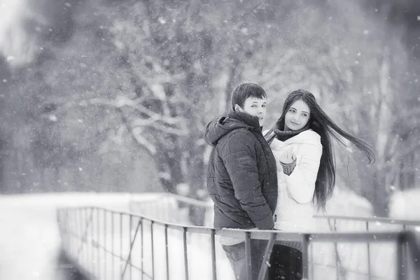 Ein Liebespaar Auf Einem Winterspaziergang Mann Und Frau Bei Einem — Stockfoto