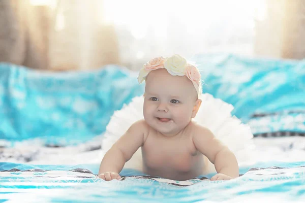 Bebé Recién Nacido Está Acostado Una Cama Blanda Emociones Infantiles —  Fotos de Stock