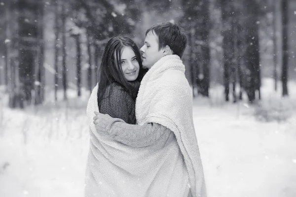 Una Pareja Cariñosa Paseo Invierno Hombre Mujer Una Cita Parque — Foto de Stock