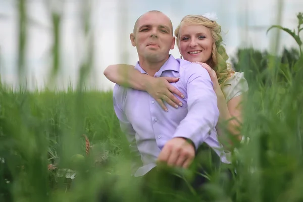 Pareja Amantes Caminando Campo Verde Día Verano — Foto de Stock