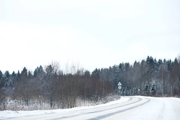 雪の中の田園風景や道路の冬の風景 — ストック写真