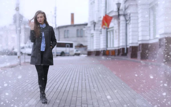 Menina Jovem Livre Inverno Menina Modelo Posando Livre Dia Inverno — Fotografia de Stock