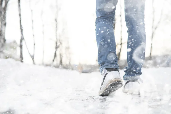 在一个下雪的冬日 一个男人穿过城市 — 图库照片