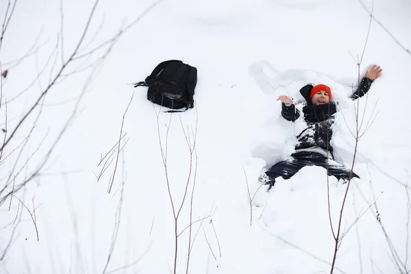 Hombre Invierno Bosque Turista Con Una Mochila Pasa Por Bosque — Foto de Stock